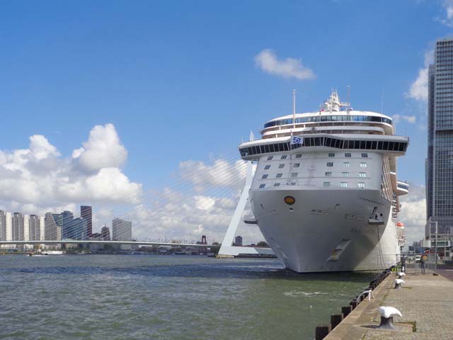 Cruiseschip ms Regal Princess van Princess Cruises aan de Cruise Terminal Rotterdam